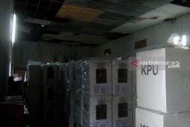 Kotak suara terkena hujan di PPK Sumberbaru Jember tetap bisa digunakan