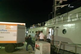 Lantamal Kupang distribusikan logistik pemilu dengan kapal perang.