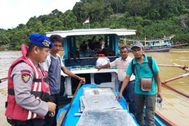 Distribusi logistik ke Pulau Panjang tempuh jalur laut gunakan perahu