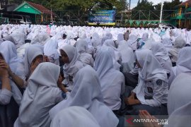 Ribuan siswa di Garut Doa bersama agar Pemilu berjalan damai
