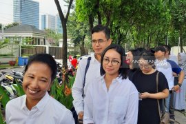 Menteri Rini dan kedua anaknya gunakan hak suaranya di TPS Patra Jasa