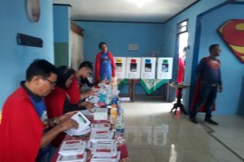 Superman menjaga TPS di Depok