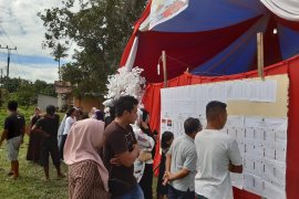 Warga berbondong-bondong ke TPS Watubangga