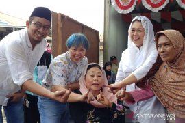 Sinta Wahid mencoblos bareng dua putrinya
