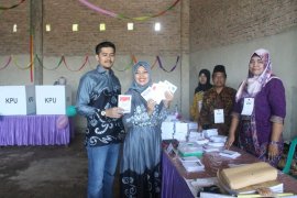 Bupati Lamtim mencoblos di TPS 7