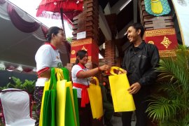 Pemilih di Badung dapat tas belanja ramah lingkungan setelah mencoblos