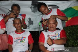 Pendukung Jokowi di Bogor memenuhi nazar gunduli kepala