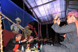 Ritual "pojien" sebelum melaksanakan tradisi petik laut Situbondo (Video)