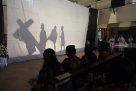 Gereja di Surabaya gelar "Siluet Jalan Salib" (Video)