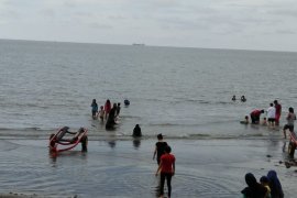 Pengunjung objek wisata pantai di Makasar melonjak pada hari libur