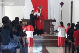 Umat Katolik Wondama penuh hikmat laksanakan Misa Jumat Agung