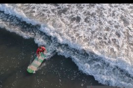 Peselancar wanita berkebaya di Pantai Kuta peringati Hari Kartini