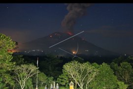 Lontaran batu pijar dan abu Gunung Agung