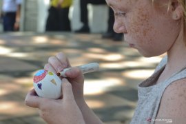 Wisman ikuti lomba melukis telur Paskah