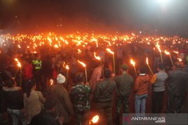 Ratusan ribu umat Kristen di Jayawijaya pawai obor keliling kota