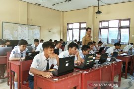Pelaksanaan UN SMP-SD di Kota Pontianak lancar