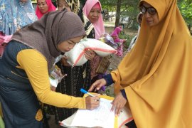 Gabungan Organisasi Wanita salurkan bantuan untuk puluhan mualaf