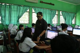 Tinjau UNBK, Bupati Tulungagung janjikan hadiah siswa berprestasi
