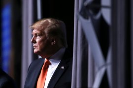 Trump  tutup perbatasan dan kirim "pasukan bersenjata"