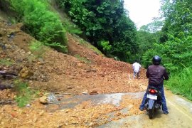 Longsor juga timbun jalan tikungan Letter Z lintas Meulaboh-Sigli