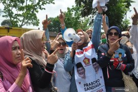 Emak-emak pendukung Prabowo-Sandiaga aksi damai di Kantor KPU Medan. Ini yang mereka suarakan