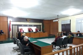 Vonis tiga dokter terdakwa korupsi alkes RSUD Arifin Achmad Pekanbaru ditunda