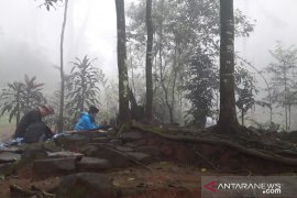 Makam kuno di puncak Gunung Salak sering didatangi peziarah