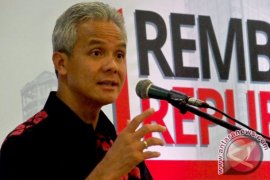 Gubernur Ganjar imbau warga Jateng tenang pascaledakan bom Kartasura