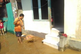 Sungai Ciliwung meluap, banjir rendam sebagian Pejaten Timur