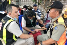 Petugas kesehatan disiapkan saat coblosan ulang di TPS Surabaya