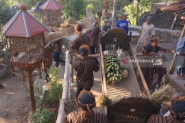 Ratusan warga lereng Gunung Budeg Tulungagung gelar kirab budaya