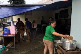 Korban banjir Rawajati butuh makanan siap saji