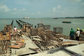 Peringatan May Day diisi senam sehat di halaman Gedung Gonggong