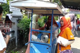 Warga Rungkut Menanggal Surabaya nikmati makanan gratis usai PSU di TPS 28 (Video)