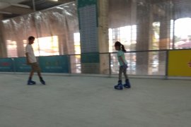 Liburan dengan bermain ice skating di Mall Jamtos