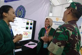 Pengunjung Indonesia Science Day dapat mencoba instrumen pencitraan otak