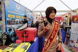 Peringatan Hari Kartini, Polwan sulap suasana layanan SIM dan Samsat keliling jadi unik