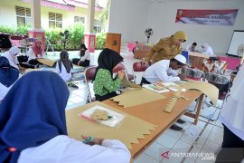 Siswa dan guru SLB belajar keterampilan kain jumputan Palembang Page 1 Small