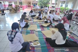 Siswa dan guru SLB belajar keterampilan kain jumputan Palembang Page 4 Small