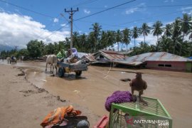 EVAKUASI BARANG KORBAN BANJIR BANDANG Page 1 Small