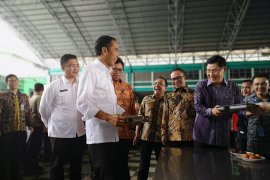 Presiden Jokowi makan siang dengan buruh di Tangerang