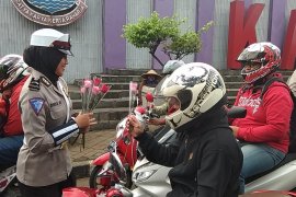 Dalam Operasi Kalimaya, polisi Tangerang bagikan coklat dan bunga