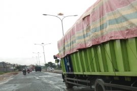 Jalinsum ruas Rajabasa- Panjang Bandarlampung makin rusak