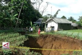 BMKG kaji penyebab terjadinya lubang raksasa