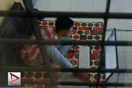 Peserta Kerjakan Soal Ujian Dengan Kaki