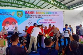 Peringati Hari Buruh, BPJS Ketenagakerjaan Madiun bersama pekerja gelar kerja bakti