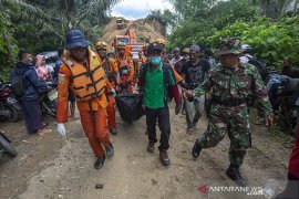 EVAKUASI JENAZAH KORBAN BANJIR BANDANG Page 2 Small