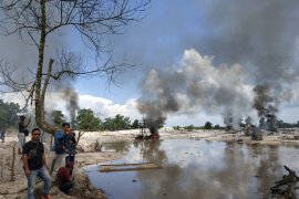 Tim gabungan bakar ratusan alat penambang timah ilegal