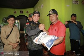 Regent helps landslide victims on Matasirih Island, Kotabaru