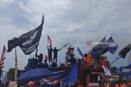 Ribuan buruh istighatsah peringati "May Day" di depan Grahadi